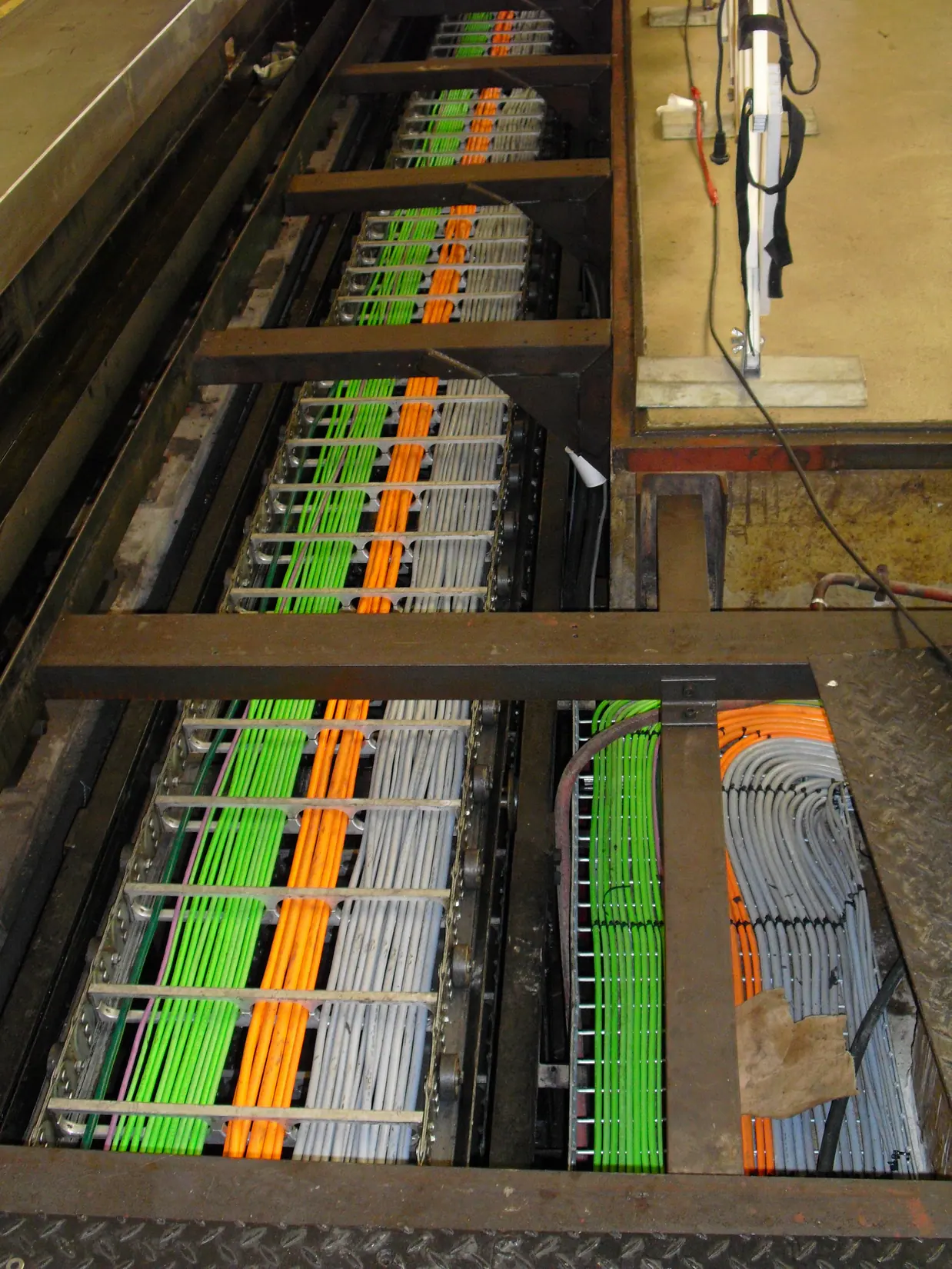 Structured cable routing inside a machine installation